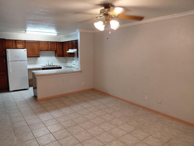 Building Photo - 3900 Woodchase Dr