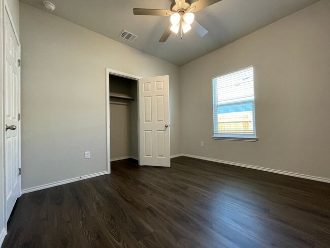 Building Photo - Townhome for rent