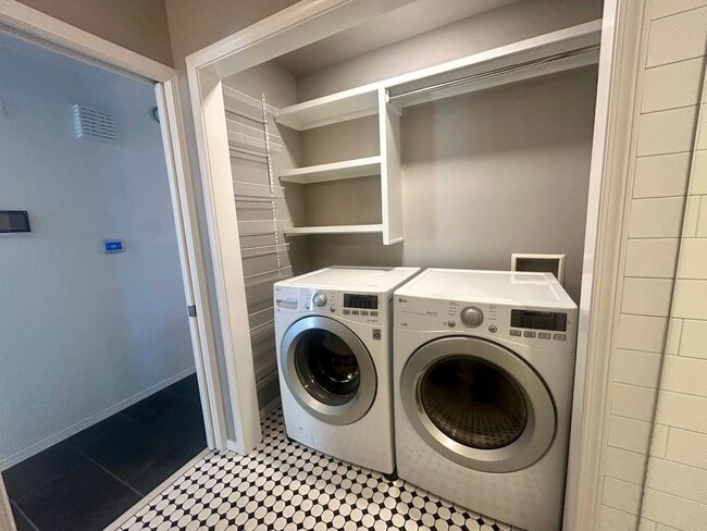 Building Photo - Beautifully updated home just west of Brookside and Trader's Joes in Midtown