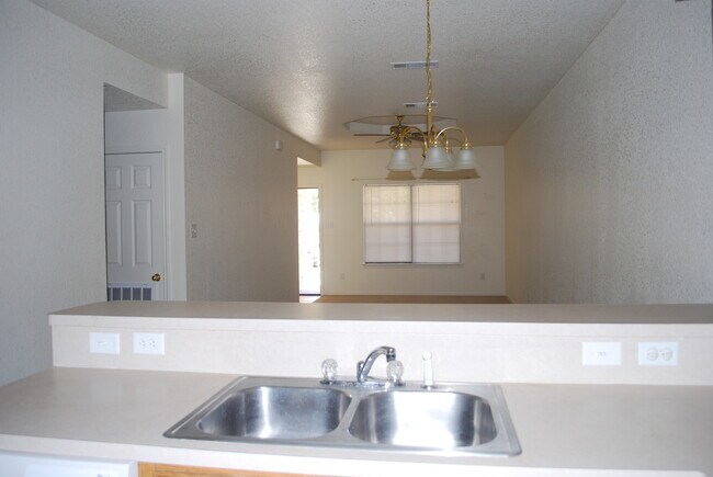 Building Photo - 913Daisy