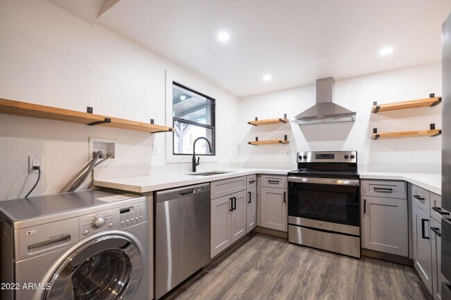 Building Photo - 326 N 17th Dr
