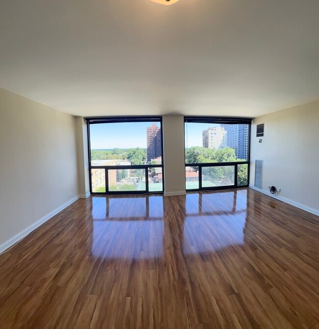Building Photo - 4343 N Clarendon Ave