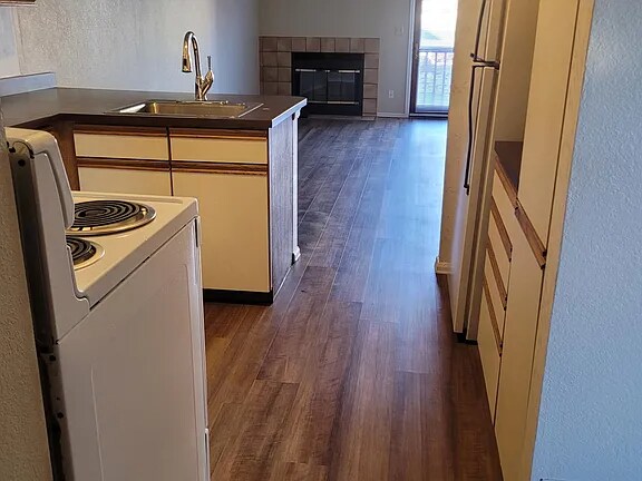 Building Photo - 1247 Holland Park Blvd