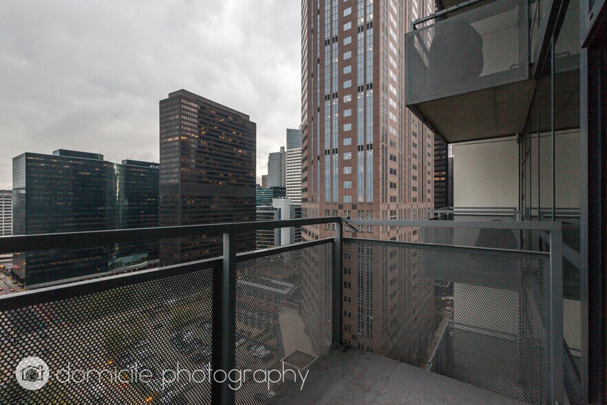 Building Photo - 235 W Van Buren St