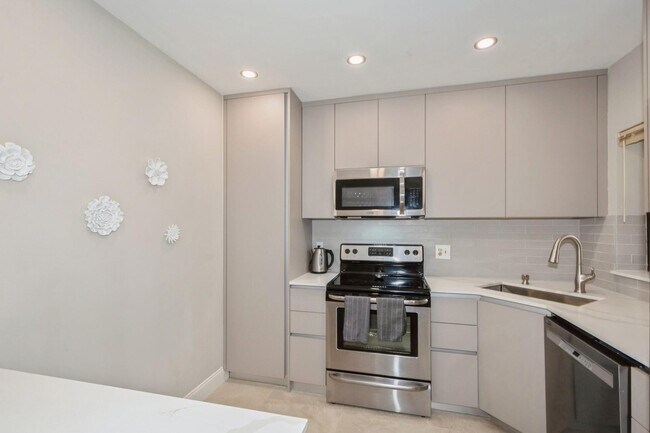 Building Photo - 4485 Carambola Cir S