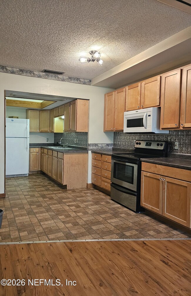 Building Photo - 3175 Ravines Rd