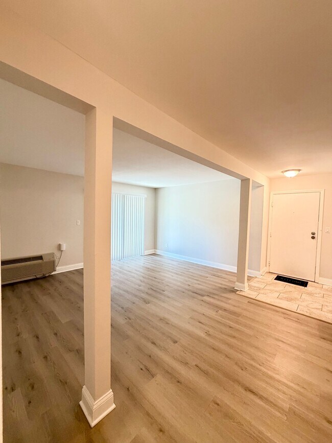 Building Photo - 566 Somerset Ln