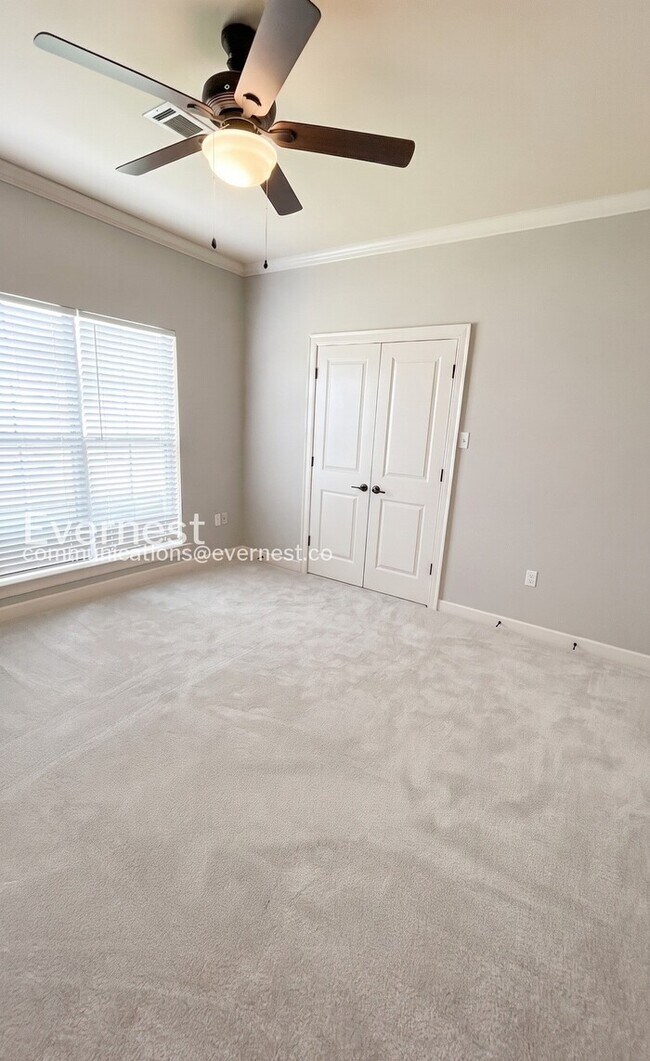 Building Photo - 2835 Plateau Dr