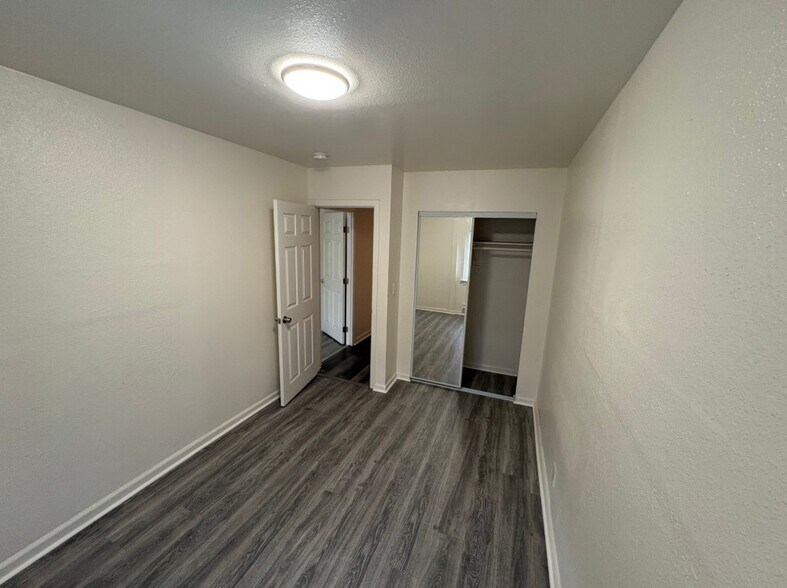 Building Photo - 342 W 10th St