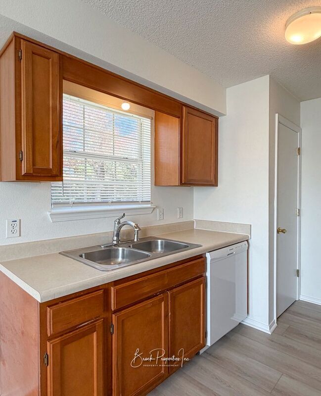 Building Photo - 501 Ashwood Ln