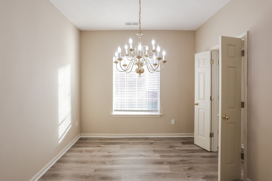 Building Photo - 1129 Red Fern Cir E