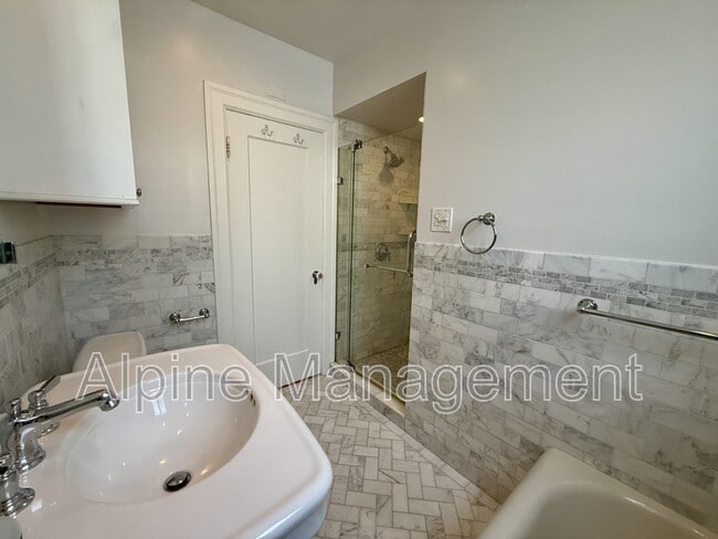 Building Photo - 658 Rockdale Dr