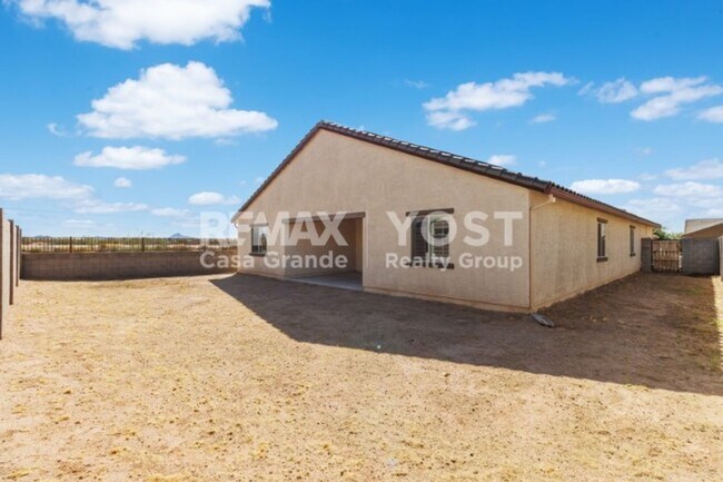 Building Photo - Half off the first months rent and owner paid SOLAR!!