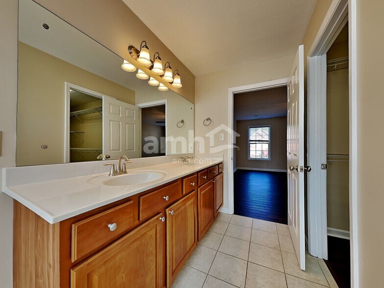 Building Photo - 10900 Aspen Grove Way