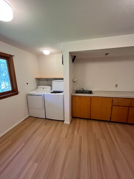 Laundry Area - 467 Tunnel Rd