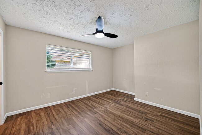 Building Photo - 711 Leicester Ln
