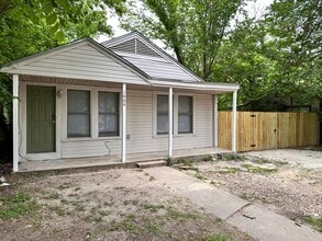 Building Photo - April 1st!! 2 Bedroom Home Close to Historic District