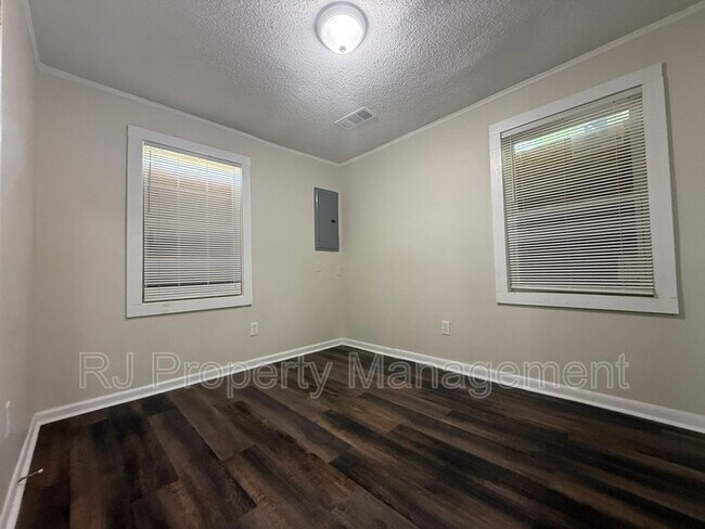 Building Photo - 1242 Airways Blvd