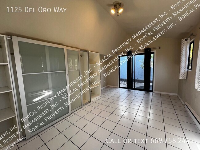 Building Photo - 1125 Del Oro Way