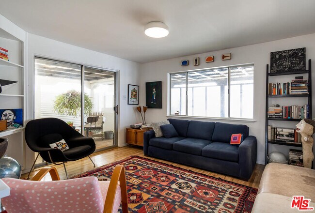 Building Photo - 2431 Walgrove Ave