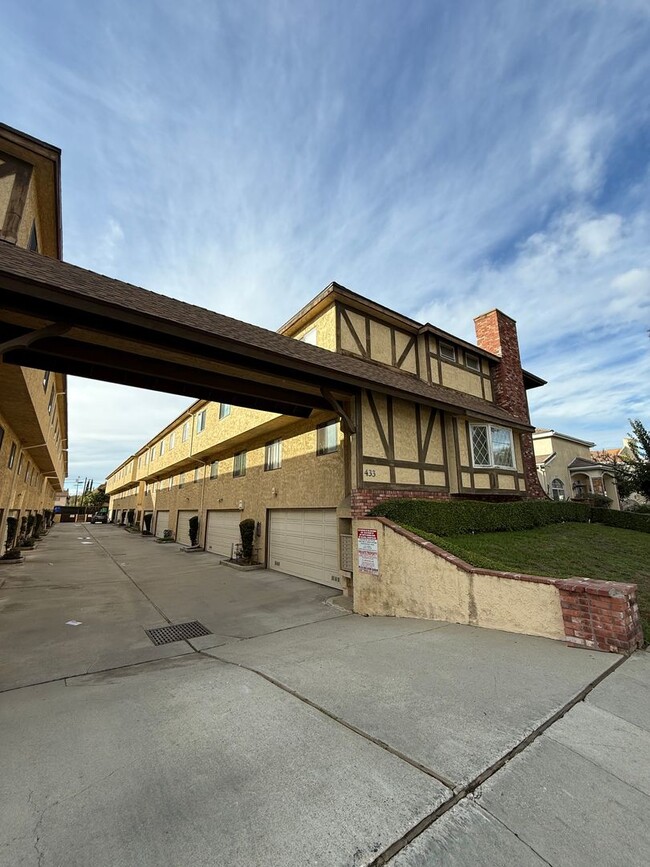 Building Photo - Prime Location End-Unit 3BR 2.5BA Townhome for Rent