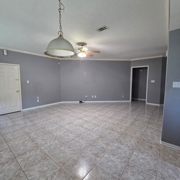 Building Photo - 9907 Golden Glen Dr