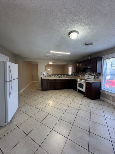 Building Photo - 407 Moir St