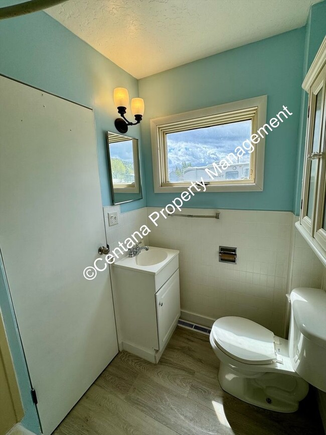 Building Photo - 2 Bedroom 1 Bath Home