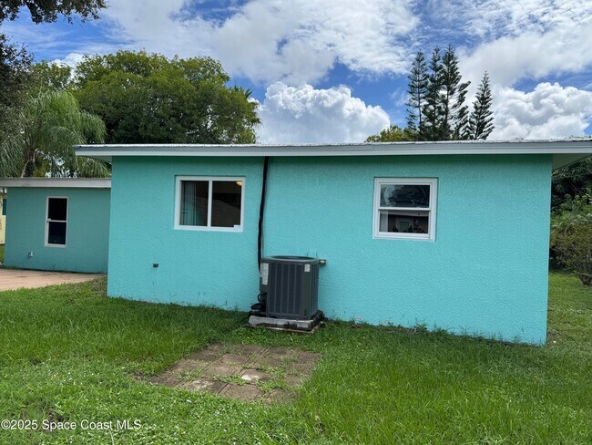 Building Photo - 2914 Stetson St