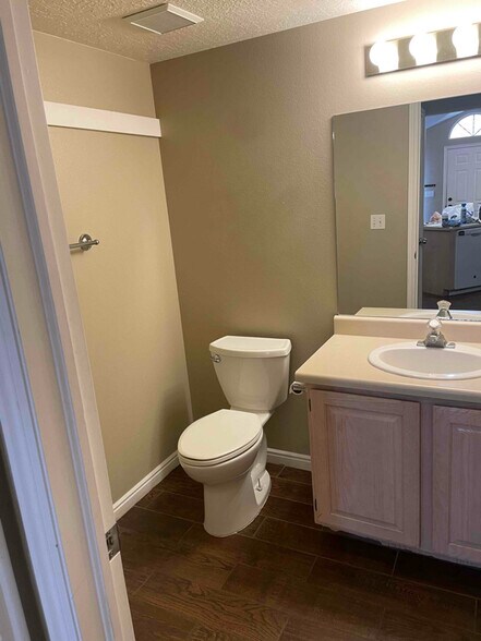 Building Photo - 550 Diagonal St