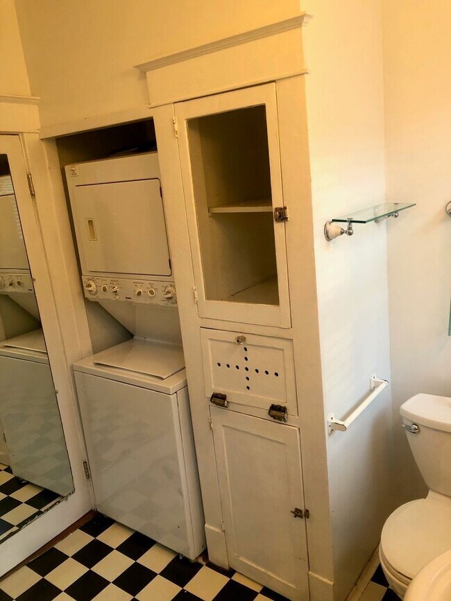 Building Photo - Spacious 2BD with Sun Room and Large Backyard