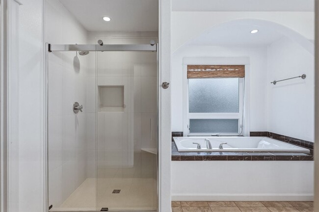 Building Photo - Beautiful 3 Bedroom/2.5 Lake Oswego