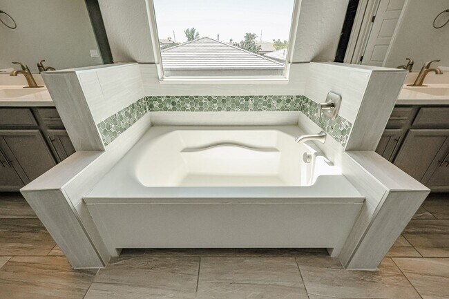 Building Photo - Beautiful 5bedrooms-2Baths Modern Style Home!