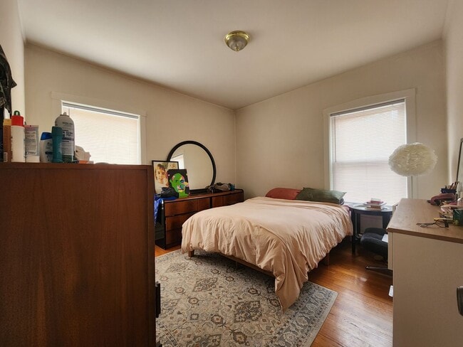 Building Photo - Spacious 2 Bed/1 Bath In Andersonville