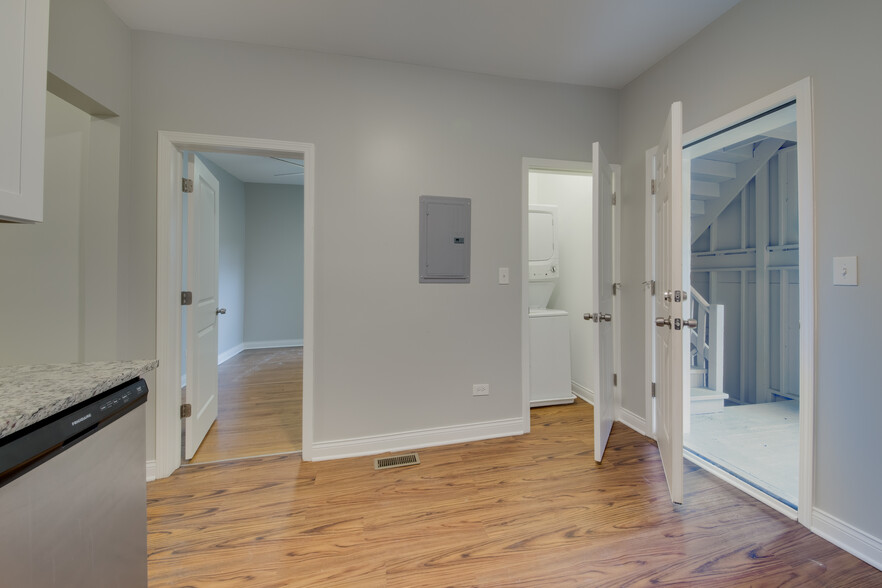 Building Photo - 5039 W Cullom Ave