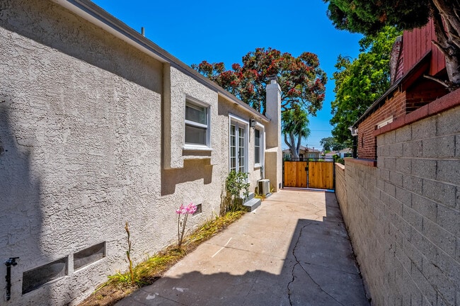 Building Photo - 8807 Cimarron St