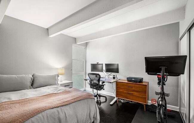 Building Photo - Luxurious 2 Bed, 2 Bath Condo with Stunning Views in Governor's Park!