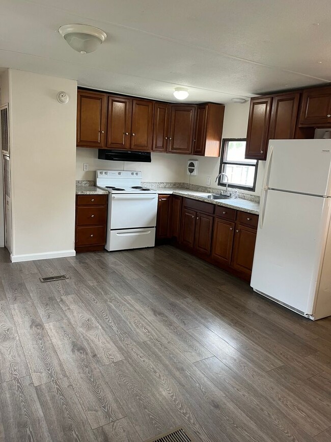 Building Photo - Comfortable, Open, & Central Location