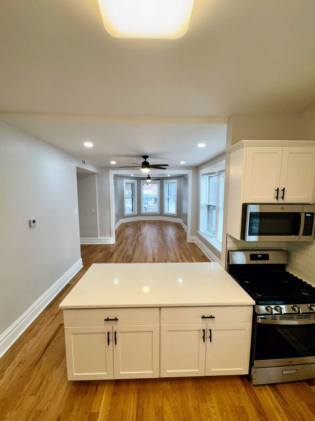 kitchen island - 4200 N Damen Ave