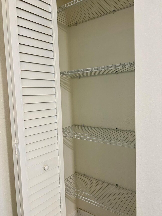 Building Photo - 690 Saxony Way