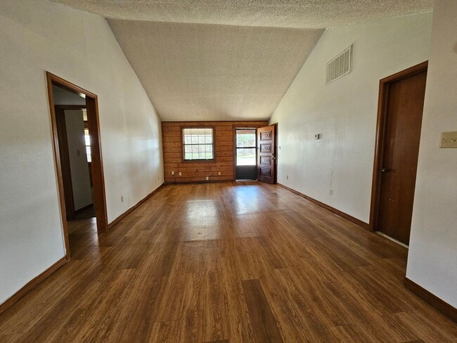 Building Photo - (2) Bed/(1) Bath Duplex in Noble Avail Ear...