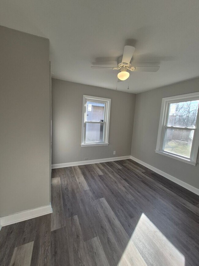 Building Photo - Cozy 1 bedroom house with large yard