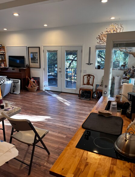 Private Studio/Bedroom - 1212 Fernwood Pacific Dr