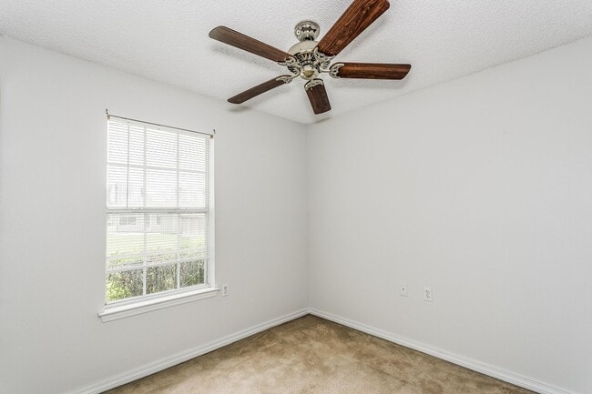 Building Photo - Adorable two-bedroom home with bonus room