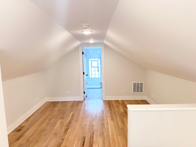 Building Photo - 858 N Paulina St