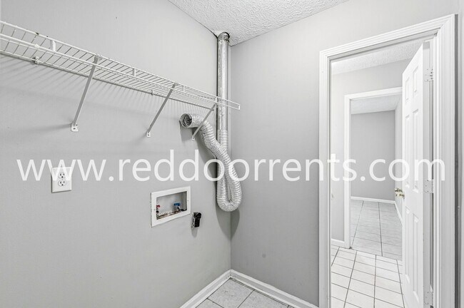 Building Photo - Charming 3-Bedroom Ranch in Plainfield