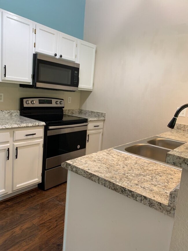 Building Photo - STUDENTS WELCOME! Remodeled 2 Bedroom 2 Bathroom Second-Floor Condo