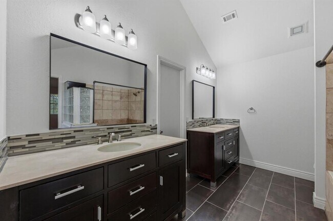 Building Photo - 9312 Roxanna Dr