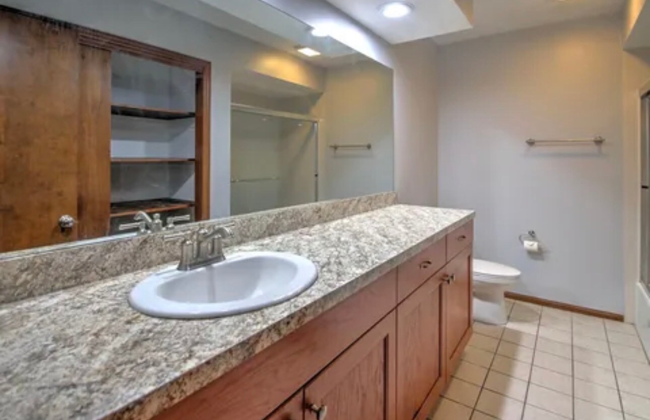 Large counter space - 8653 Refugee Rd