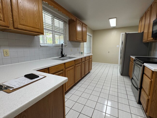 Building Photo - 1220 W Benjamin Holt Dr